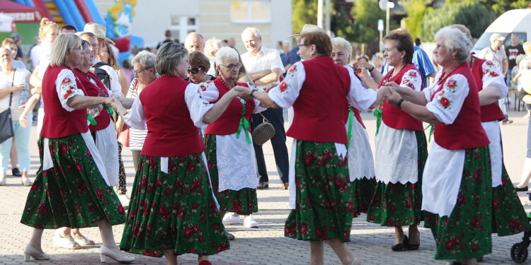 „Jawor u źródeł kultury. Zaproszenie” w Skarżysku Kościelnym. Muzyka ludowa porwała do tańca - Radio Kielce