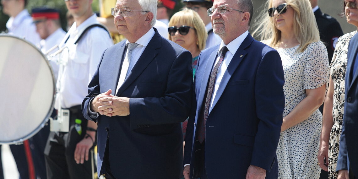 19.06.2022. Mokrsko Górrne. 100-lecie OSP. Na zdjęciu (od lewej): poseł Krzysztof Lipiec - szef świętokrzyskiego PiS, Marek Bogusławski - wicemarszałek województwa świętokrzyskiego / Fot. Wiktor Taszłow - Radio Kielce