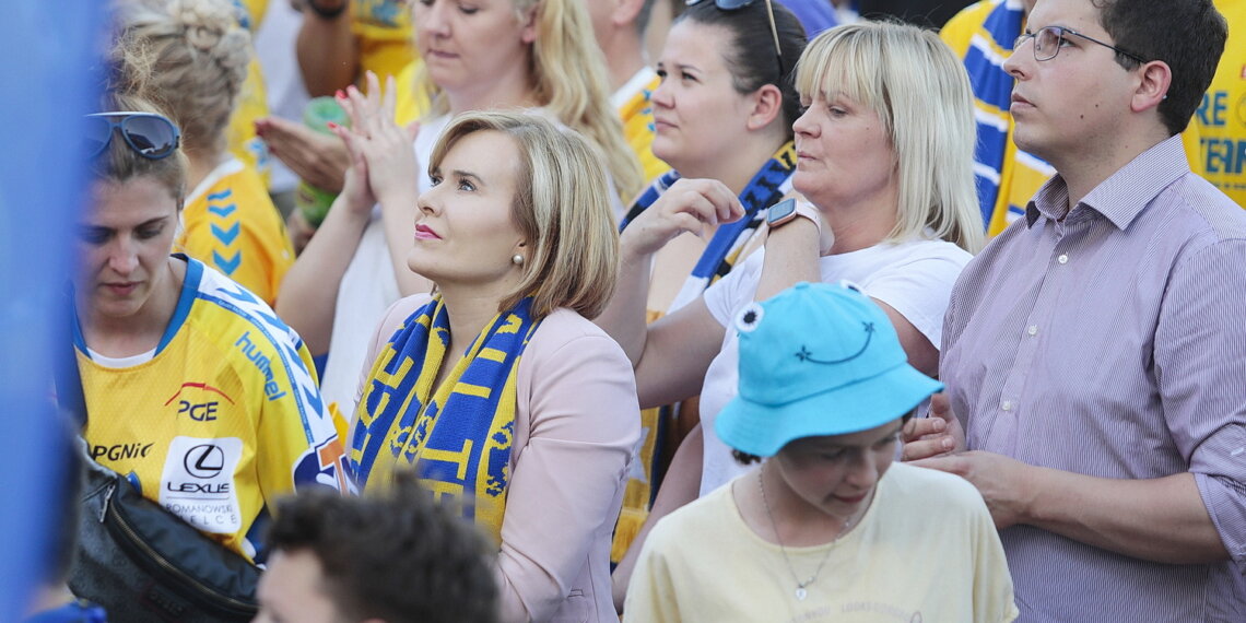 19.06.2022. Kielczanie kibicowali Łomży Vive Kielce w finałowym meczu LM. Na zdjęciu (w środku): Anna Krupka - wiceminister sportu i turystyki, (pierwszy z prawej) Marcin Stępniewski - radny