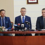 21.06.2022. Kielce. Konferencja prasowa w Urzędzie Miasta Kielce. Na zdjęciu (od lewej): Marcin Chłodnicki - zastępca prezydenta Kielc, Bogdan Wenta - prezydent Kielc, Grzegorz Sowiński - zastępca dyrektora Wydziału Edukacji, kultury i Sportu / fot. Wiktor Taszłow - Radio Kielce