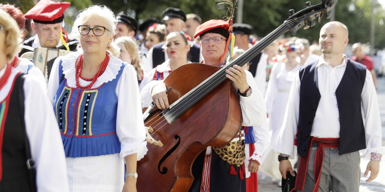 25.06.2022 Kielce. Jawor - u źródeł kultury. Korowód i koncert na Placu Artystów / fot. Jarosław Kubalski - Radio Kielce