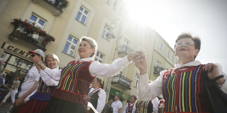 25.06.2022 Kielce. Jawor - u źródeł kultury. Korowód i koncert na Placu Artystów / fot. Jarosław Kubalski - Radio Kielce