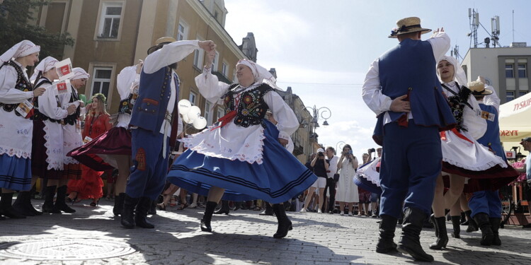 25.06.2022 Kielce. Jawor - u źródeł kultury. Korowód i koncert na Placu Artystów / fot. Jarosław Kubalski - Radio Kielce