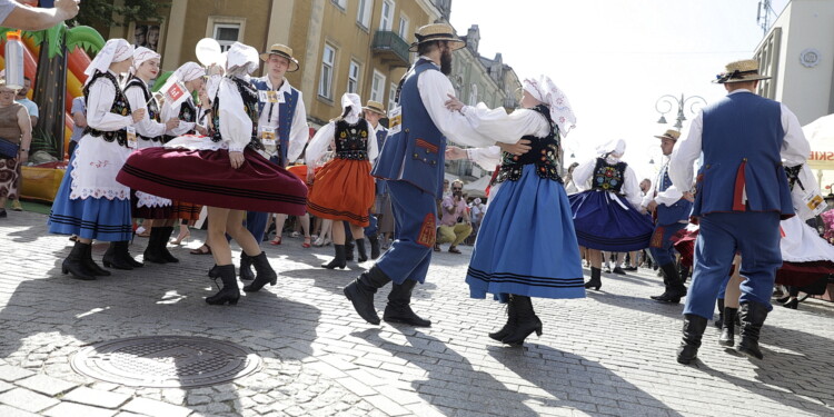 25.06.2022 Kielce. Jawor - u źródeł kultury. Korowód i koncert na Placu Artystów / fot. Jarosław Kubalski - Radio Kielce