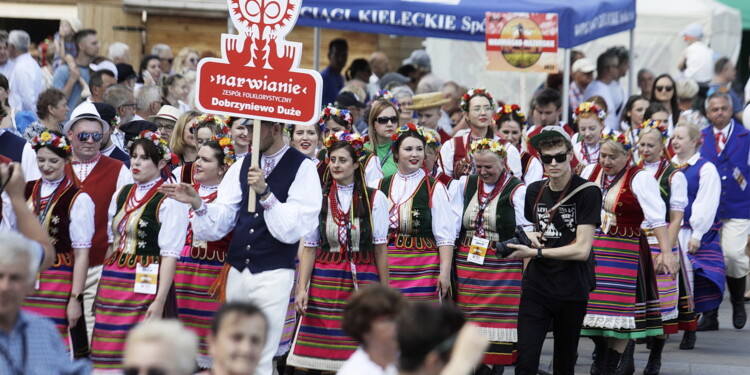 25.06.2022 Kielce. Jawor - u źródeł kultury. Korowód i koncert na Placu Artystów / fot. Jarosław Kubalski - Radio Kielce