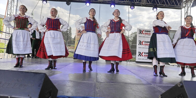 25.06.2022 Kielce. Jawor - u źródeł kultury. Korowód i koncert na Placu Artystów / fot. Jarosław Kubalski - Radio Kielce