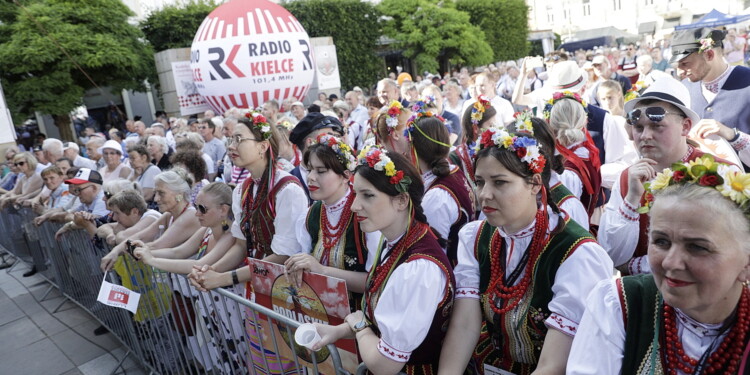 25.06.2022 Kielce. Jawor - u źródeł kultury. Korowód i koncert na Placu Artystów / fot. Jarosław Kubalski - Radio Kielce