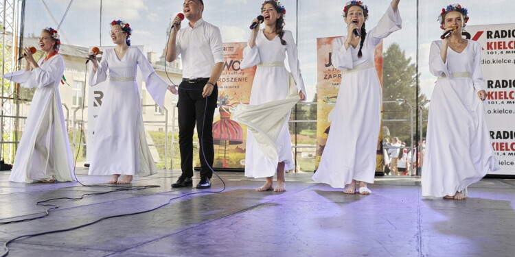 25.06.2022 Kielce. Jawor - u źródeł kultury. Korowód i koncert na Placu Artystów / fot. Jarosław Kubalski - Radio Kielce