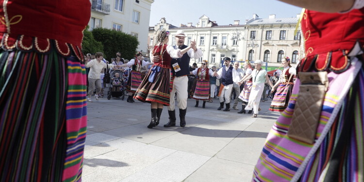 25.06.2022 Kielce. Jawor - u źródeł kultury. Korowód i koncert na Placu Artystów / fot. Jarosław Kubalski - Radio Kielce