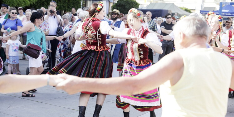 25.06.2022 Kielce. Jawor - u źródeł kultury. Korowód i koncert na Placu Artystów / fot. Jarosław Kubalski - Radio Kielce