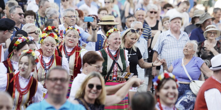 25.06.2022 Kielce. Jawor - u źródeł kultury. Korowód i koncert na Placu Artystów / fot. Jarosław Kubalski - Radio Kielce