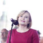 25.06.2022 Kielce. Jawor - u źródeł kultury. Korowód i koncert na Placu Artystów. Na zdjęciu wiceminister sportu i turystyki Anna Krupka / Fot. Jarosław Kubalski - Radio Kielce