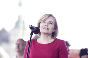 25.06.2022 Kielce. Jawor - u źródeł kultury. Korowód i koncert na Placu Artystów. Na zdjęciu wiceminister sportu i turystyki Anna Krupka / Fot. Jarosław Kubalski - Radio Kielce