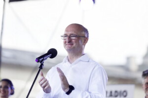 25.06.2022 Kielce. Jawor - u źródeł kultury. Korowód i koncert na Placu Artystów. Na zdjęciu wiceminister spraw zagranicznych Piotr Wawrzyk / Fot. Jarosław Kubalski - Radio Kielce