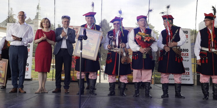 25.06.2022 Kielce. Jawor - u źródeł kultury. Korowód i koncert na Placu Artystów. Na zdjęciu od lewej: wiceminister spraw zagranicznych Piotr Wawzryk, wiceminister sportu i turystyki Anna Krupka, senator Krzysztof Słoń i zespół Działoszacy / fot. Jarosław Kubalski - Radio Kielce