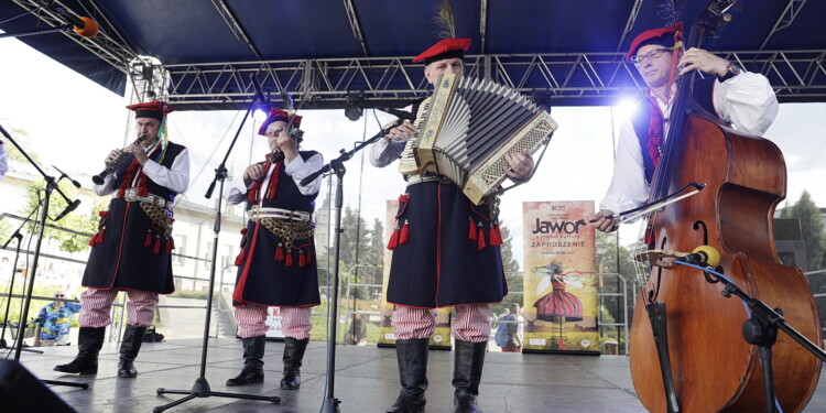 25.06.2022 Kielce. Jawor - u źródeł kultury. Korowód i koncert na Placu Artystów. Działoszacy / fot. Jarosław Kubalski - Radio Kielce