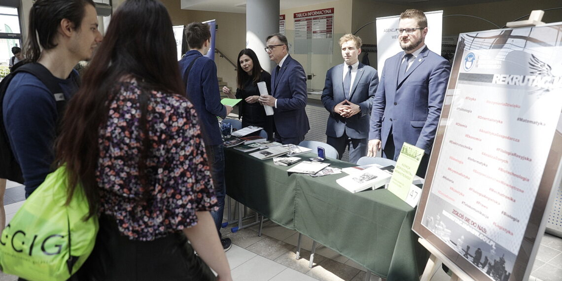 09.06.2022 Kielce. UJK. Akademickie targi pracy