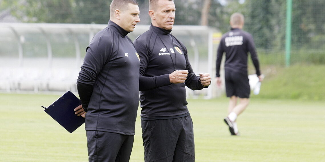 14.06.2022 Kielce. Trening piłkarzy Korony Kielce. Na zdjęciu trenerzy Michał Macek i Leszek Ojrzyński