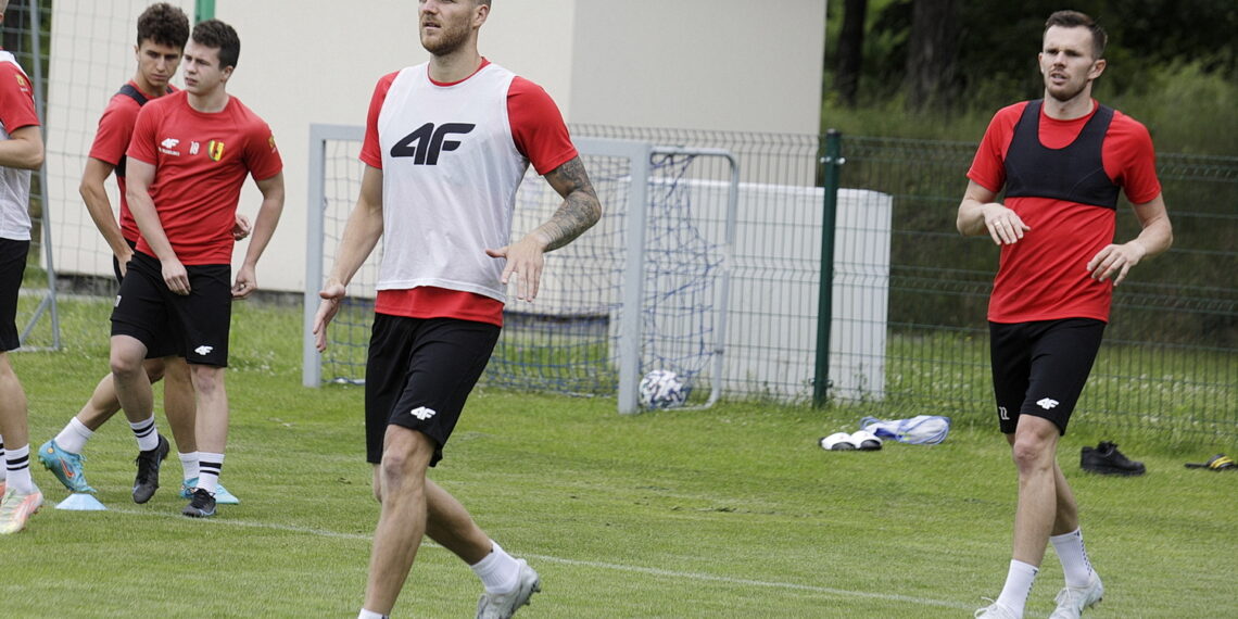 14.06.2022 Kielce. Trening piłkarzy Korony Kielce. Nowi zawodnicy Miłosz Trojak ( w białej koszulce) i Adam Deja ( z prawej) Jarosław Kubalski / Radio Kielce