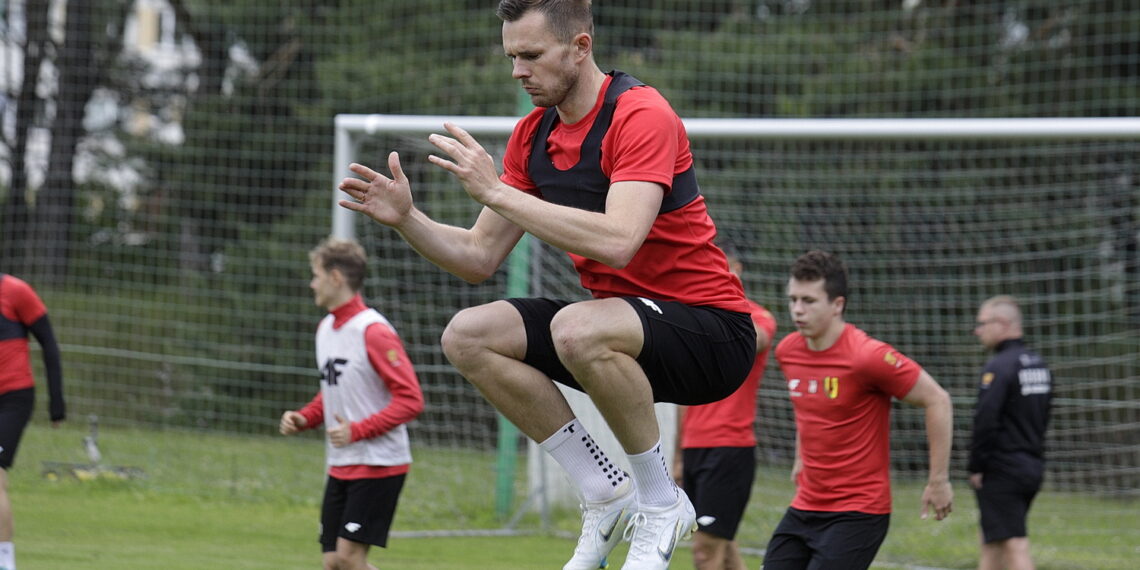 14.06.2022 Kielce. Trening piłkarzy Korony Kielce. Nowy zawodnik Adam Deja Jarosław Kubalski / Radio Kielce