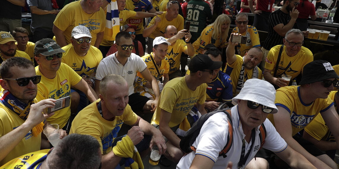 18.06.2022. Kolonia. Kibice Łomży Vive Kielce przed meczem z Telekomem Veszprem w Final Four Ligi Mistrzów