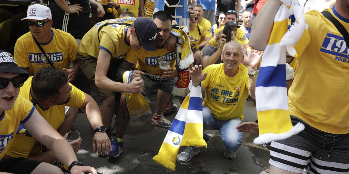 18.06.2022. Kolonia. Kibice Łomży Vive Kielce przed meczem z Telekomem Veszprem w Final Four Ligi Mistrzów