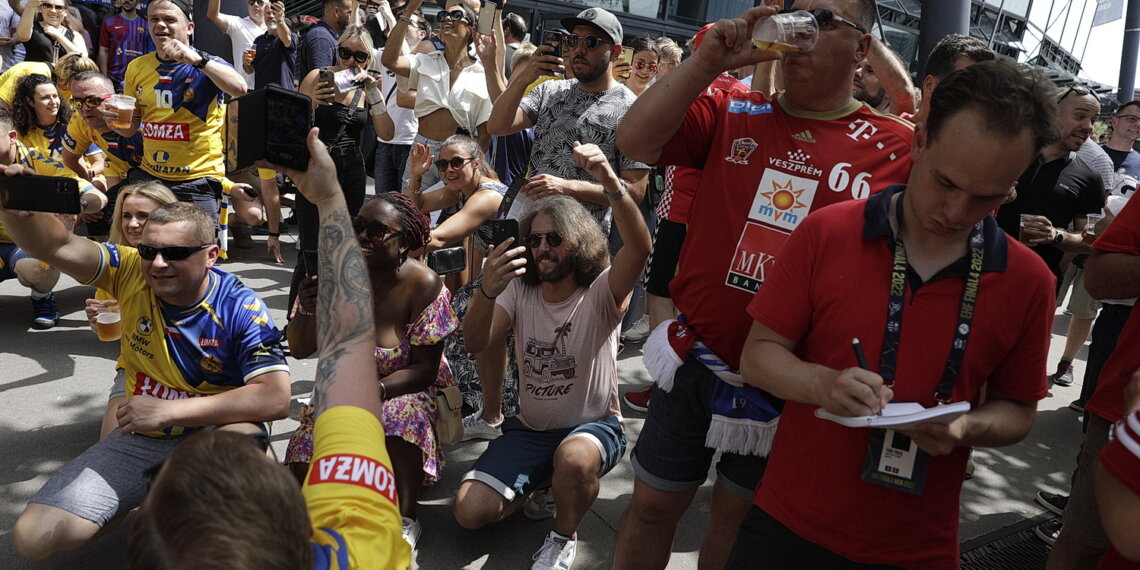 18.06.2022. Kolonia. Kibice Łomży Vive Kielce przed meczem z Telekomem Veszprem w Final Four Ligi Mistrzów