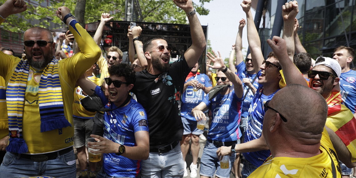 18.06.2022. Kolonia. Kibice Łomży Vive Kielce przed meczem z Telekomem Veszprem w Final Four Ligi Mistrzów