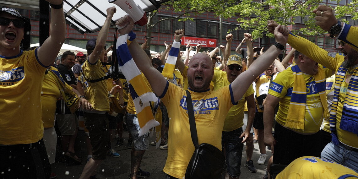 18.06.2022. Kolonia. Kibice Łomży Vive Kielce przed meczem z Telekomem Veszprem w Final Four Ligi Mistrzów