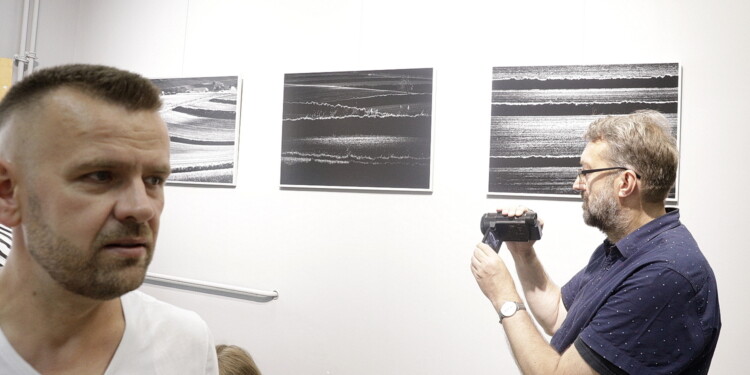 23.06.2022 Kielce. Galeria U Strasza. Wernisaż wystawy Tomasza Batora "Terra" / Fot. Jarosław Kubalski - Radio Kielce