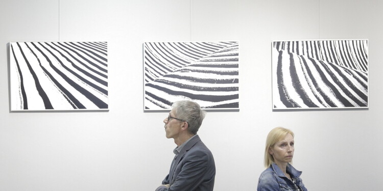 23.06.2022 Kielce. Galeria U Strasza. Wernisaż wystawy Tomasza Batora "Terra" / Fot. Jarosław Kubalski - Radio Kielce