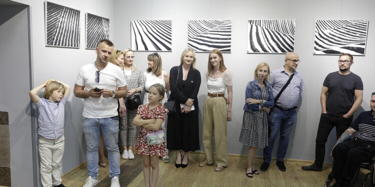 23.06.2022 Kielce. Galeria U Strasza. Wernisaż wystawy Tomasza Batora "Terra" / Fot. Jarosław Kubalski - Radio Kielce