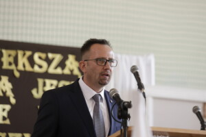 24.06.2022 Jędrzejów, Zespół Szkół im. ks. S. Konarskiego. Wojewódzkie zakończenie roku szkolnego. Na zdjęciu starosta jędrzejowski Paweł Faryna / fot. Jarosław Kubalski - Radio Kielce