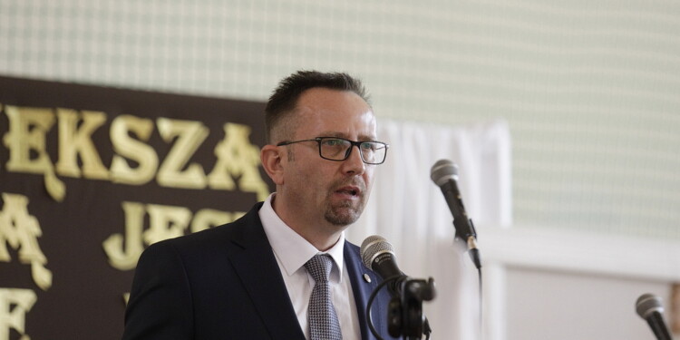 24.06.2022 Jędrzejów, Zespół Szkół im. ks. S. Konarskiego. Wojewódzkie zakończenie roku szkolnego. Na zdjęciu starosta jędrzejowski Paweł Faryna / fot. Jarosław Kubalski - Radio Kielce