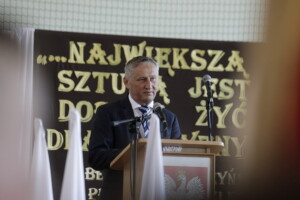 24.06.2022 Jędrzejów, Zespół Szkół im. ks. S. Konarskiego. Wojewódzkie zakończenie roku szkolnego. Na zdjęciu wojewoda Zbigniew Koniusz / fot. Jarosław Kubalski - Radio Kielce