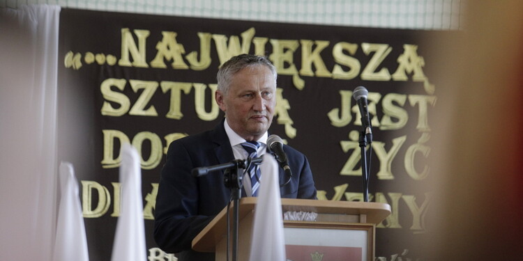 24.06.2022 Jędrzejów, Zespół Szkół im. ks. S. Konarskiego. Wojewódzkie zakończenie roku szkolnego. Na zdjęciu wojewoda Zbigniew Koniusz / fot. Jarosław Kubalski - Radio Kielce