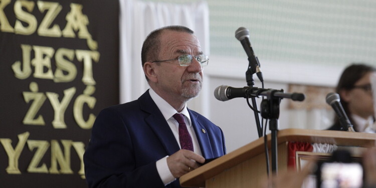 24.06.2022 Jędrzejów, Zespół Szkół im. ks. S. Konarskiego. Wojewódzkie zakończenie roku szkolnego. Na zdjęciu: Marek Bogusławski - wicemarszałek województwa świętokrzyskiego / fot. Jarosław Kubalski - Radio Kielce