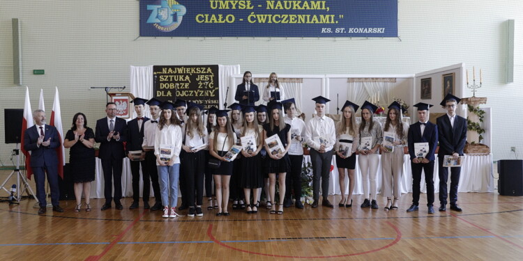 24.06.2022 Jędrzejów, Zespół Szkół im. ks. S. Konarskiego. Wojewódzkie zakończenie roku szkolnego / fot. Jarosław Kubalski - Radio Kielce