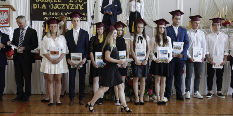 24.06.2022 Jędrzejów, Zespół Szkół im. ks. S. Konarskiego. Wojewódzkie zakończenie roku szkolnego / fot. Jarosław Kubalski - Radio Kielce