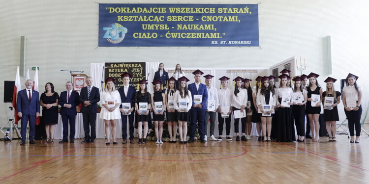 24.06.2022 Jędrzejów, Zespół Szkół im. ks. S. Konarskiego. Wojewódzkie zakończenie roku szkolnego / fot. Jarosław Kubalski - Radio Kielce