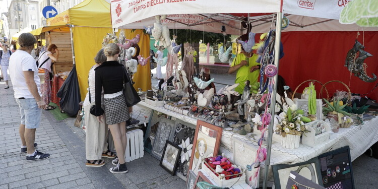 25.06.2022 Kielce. Jarmark na ulicy Sienkiewicza / fot. Jarosław Kubalski - Radio Kielce