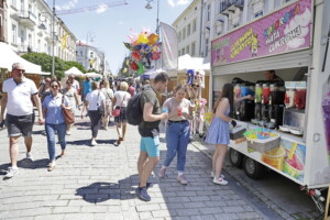 25.06.2022 Kielce. Jarmark na ulicy Sienkiewicza / fot. Jarosław Kubalski - Radio Kielce
