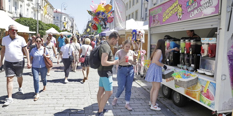 25.06.2022 Kielce. Jarmark na ulicy Sienkiewicza / fot. Jarosław Kubalski - Radio Kielce