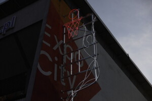 25.06.2022 Kielce. Hala przy ulicy Żytniej. Nowy neon - koszykarz / fot. Jarosław Kubalski - Radio Kielce