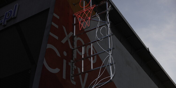 25.06.2022 Kielce. Hala przy ulicy Żytniej. Nowy neon - koszykarz / fot. Jarosław Kubalski - Radio Kielce