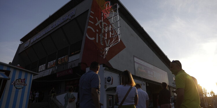 25.06.2022 Kielce. Hala przy ulicy Żytniej. Nowy neon - koszykarz / fot. Jarosław Kubalski - Radio Kielce