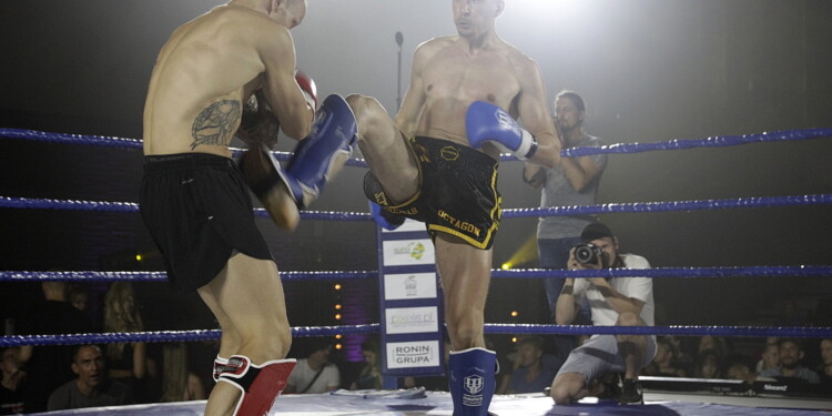 25.06.202 Kielce. Mistrzostwa Polski Seniorów w Kickboxingu. Walka Paweł Józefowicz - Wojciech Konopiński / fot. Jarosław Kubalski - Radio Kielce