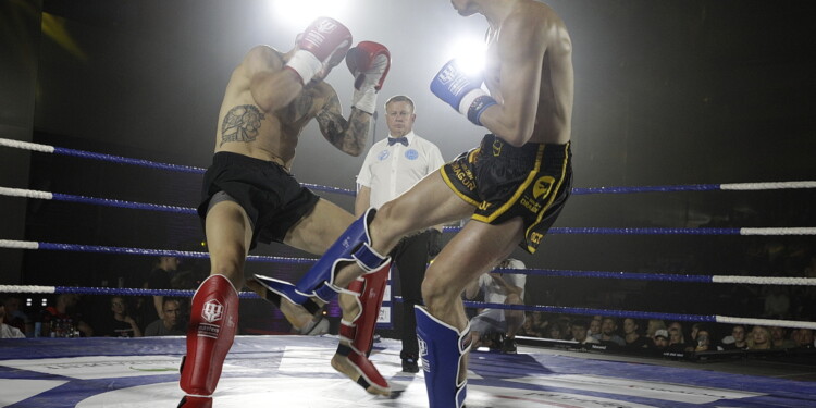 25.06.202 Kielce. Mistrzostwa Polski Seniorów w Kickboxingu. Walka Paweł Józefowicz - Wojciech Konopiński / fot. Jarosław Kubalski - Radio Kielce