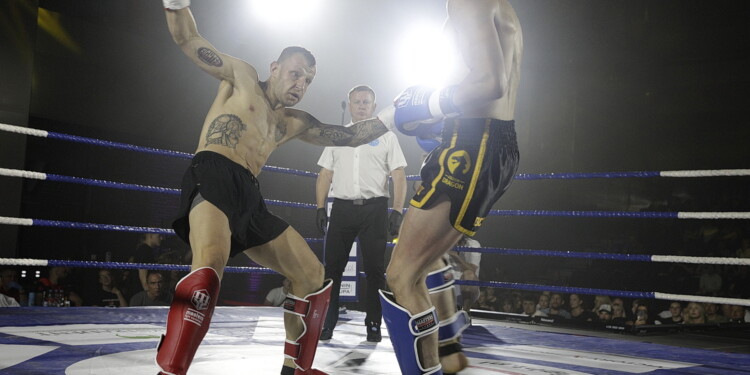 25.06.202 Kielce. Mistrzostwa Polski Seniorów w Kickboxingu. Walka Paweł Józefowicz - Wojciech Konopiński / fot. Jarosław Kubalski - Radio Kielce