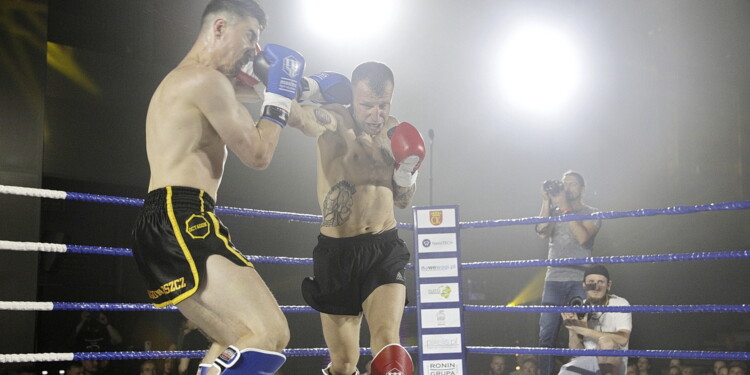 25.06.202 Kielce. Mistrzostwa Polski Seniorów w Kickboxingu. Walka Paweł Józefowicz - Wojciech Konopiński / fot. Jarosław Kubalski - Radio Kielce
